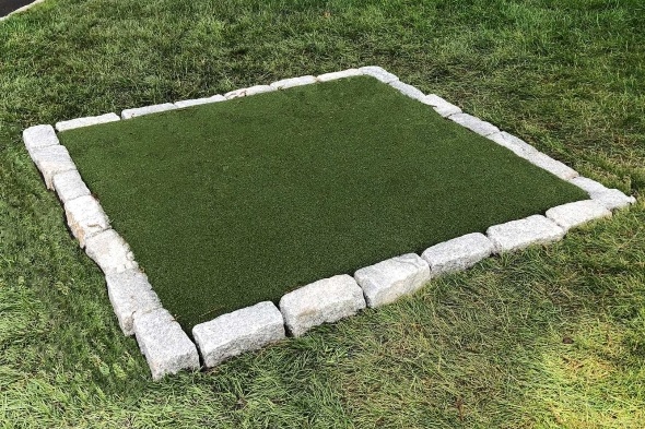 San Francisco Tee box made of synthetic grass surrounded by stone border